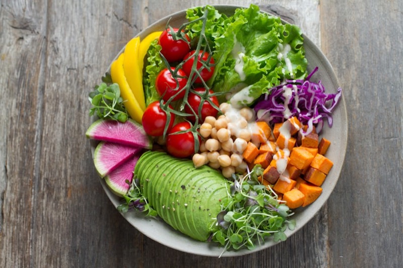 Bowl de vegetales con aguacate, garbanzos y camote